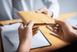 Perbedaan antara pinjaman legal dan ilegal